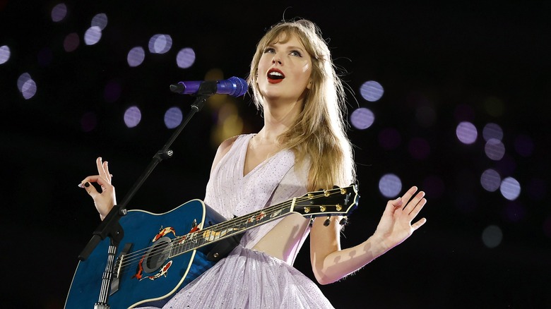 Taylor Swift singing