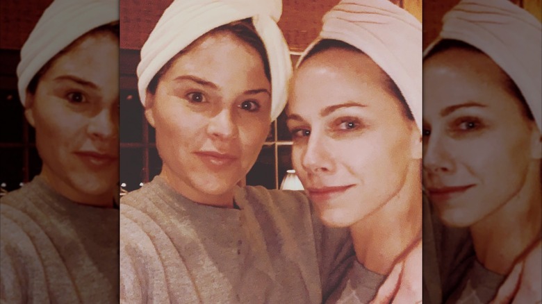 Jenna Bush Hager posing for a selfie with sister Barbara Bush