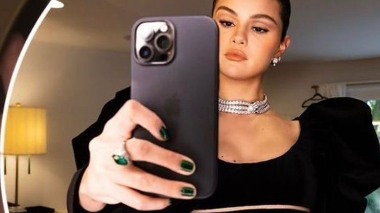 Selena Gomez green manicure