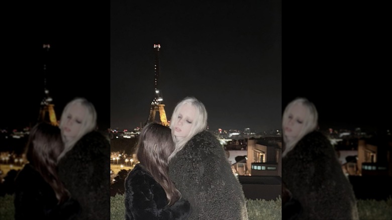Kai Schreiber posing in front of the Eiffel Tower