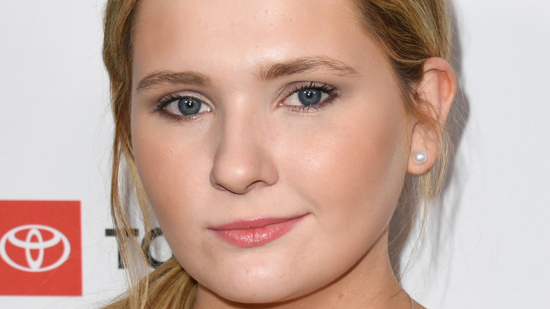 Abigail Breslin poses on the red carpet