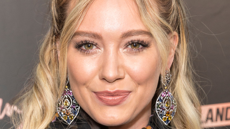 hilary duff dangle earings