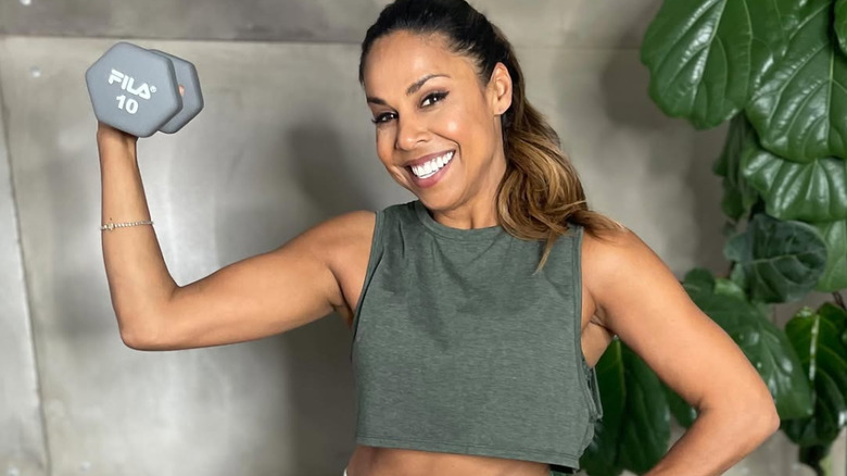 Taniya Nayak smiling and lifting a dumbbell