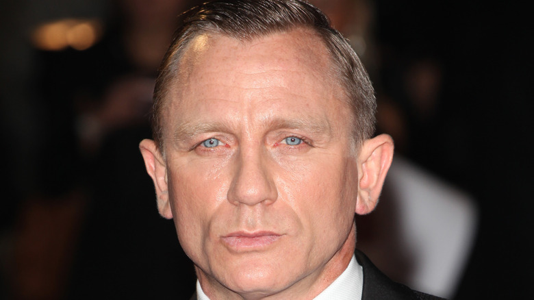 Daniel Craig posing on red carpet