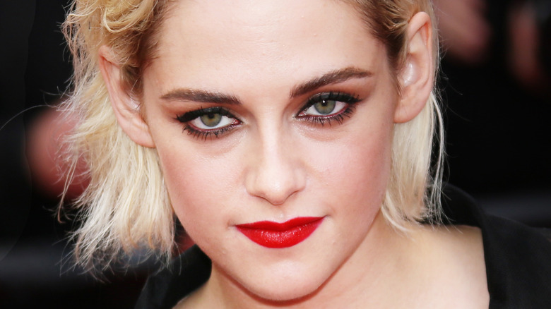 Kristen Stewart poses on the red carpet