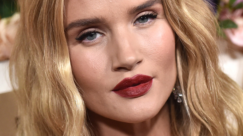 Rosie Huntington-Whiteley posing red carpet