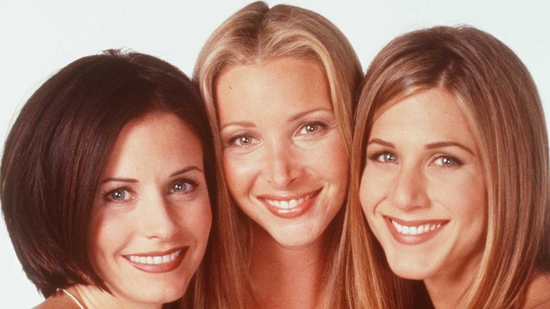 Courteney Cox, Lisa Kudrow, and Jennifer Aniston posing