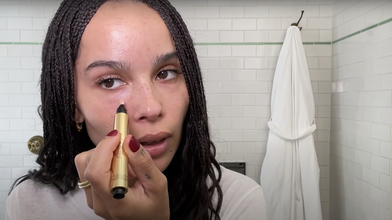 Zoë Kravitz applies YSL concealer