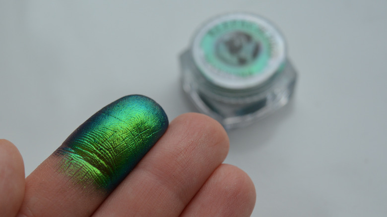 A blue to green to gold shifting multichrome eye pigment