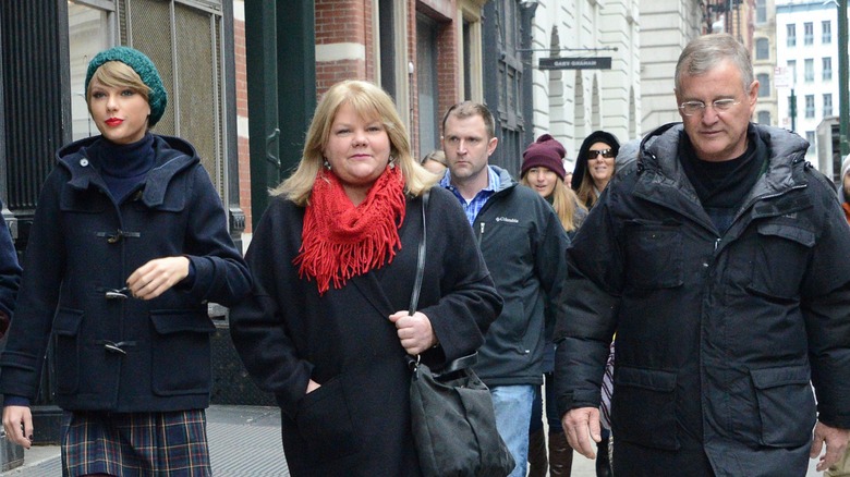 Taylor Swift, Andrea Swift, Scott Swift walking