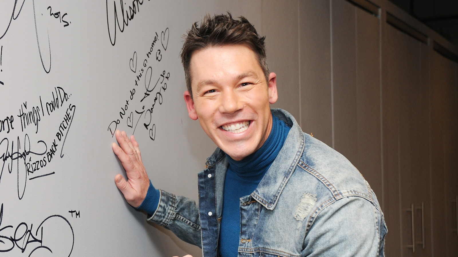 <a href="https://www.thelist.com/1755987/david-bromstad-career-disney-why-left/" target="_blank">The Major Studio David Bromstad Used To Work For & Why He Left</a>