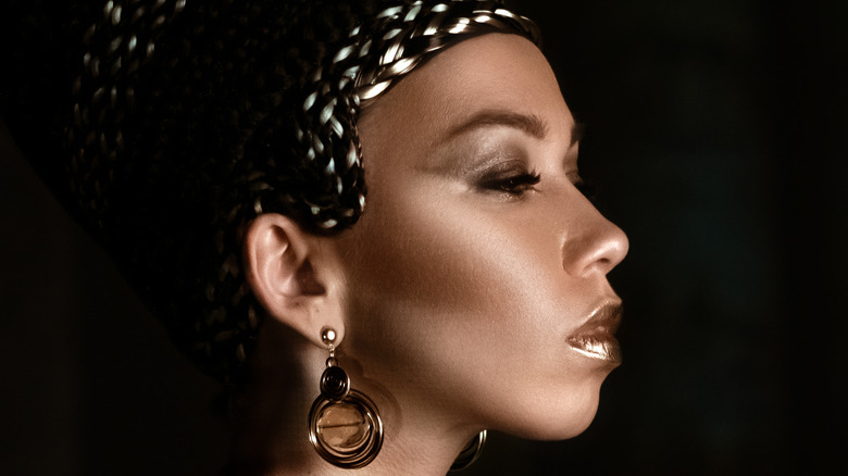 Woman wearing Cleopatra-inspired makeup