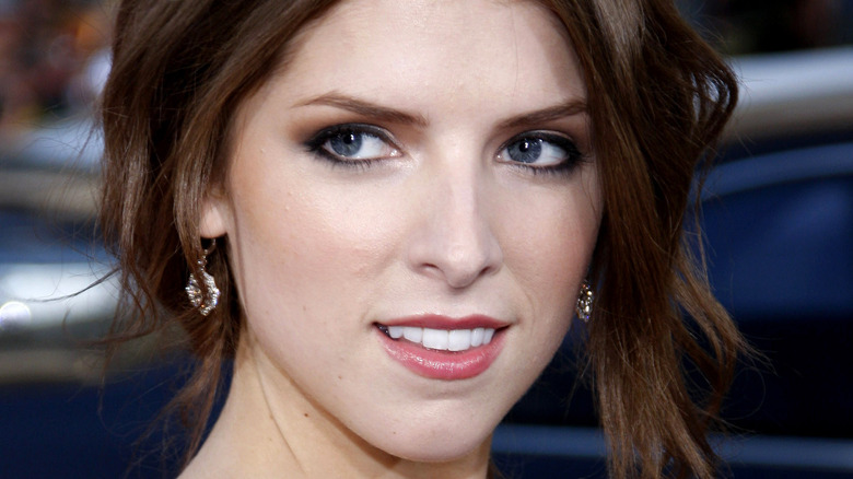 anna kendrick smiling side eye