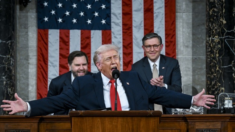 Donald Trump delivers a speech while JD Vance and Mike Johnson applaud at the Capitol in Washington, DC (2026)