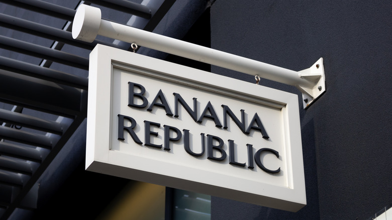 Banana Republic store sign
