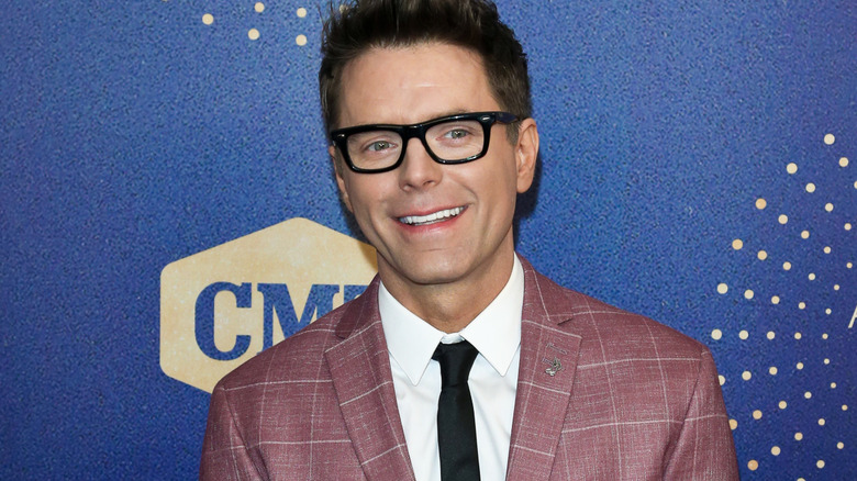 Bobby Bones posing