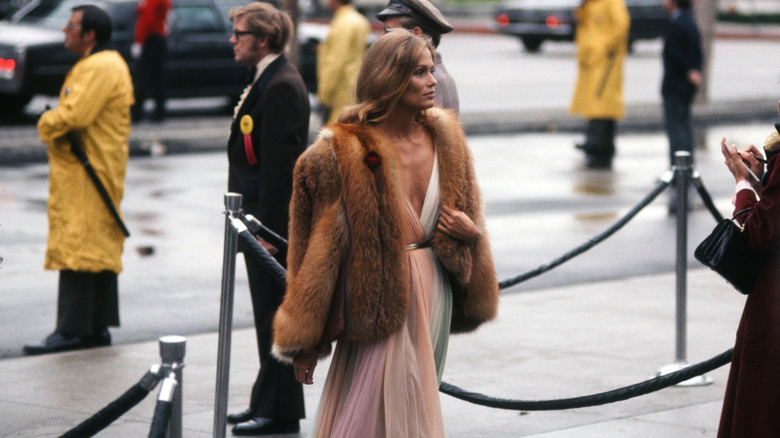Lauren Hutton arrives at the 1975 Oscars