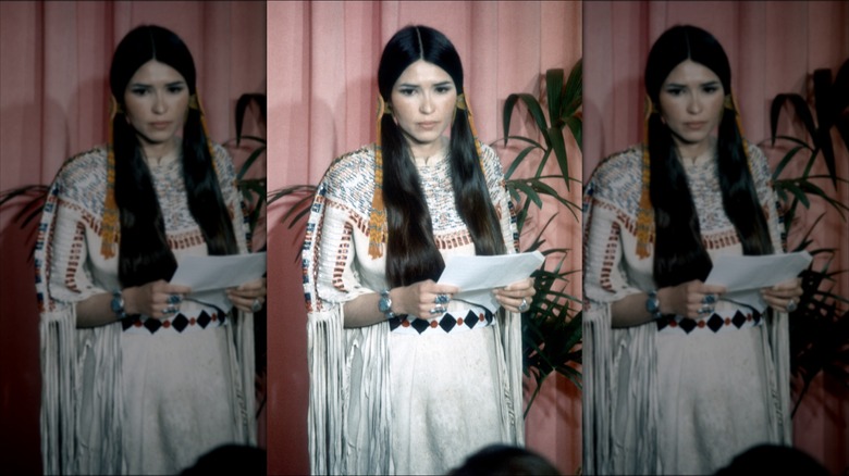 Sacheen Littlefeather holds a letter at the 1973 Oscars