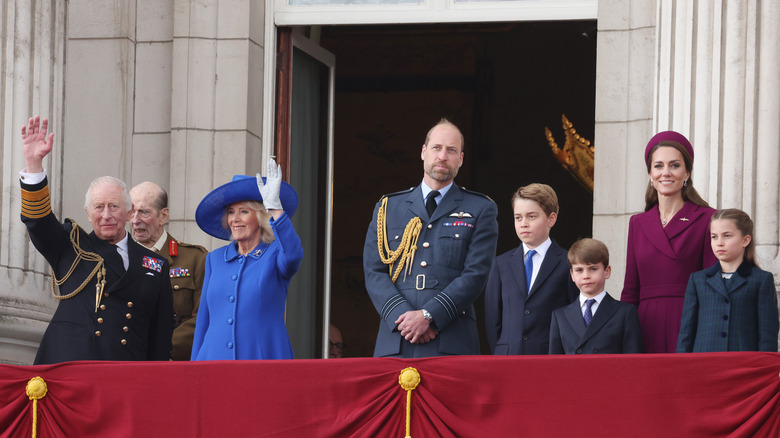 Royal family on Buckingham Palace balcony waving