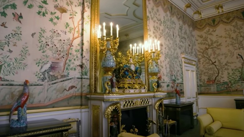highly decorated yellow drawing room of Buckingham Palace