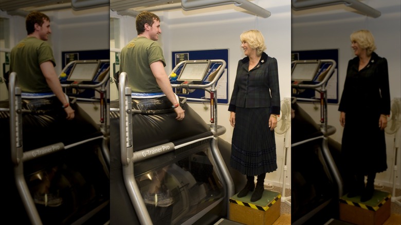 2009 visited soldiers with pleated skirt to ankles