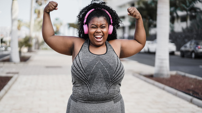 Woman shows off her muscles while working out