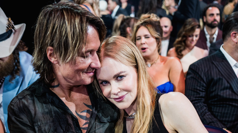 Nicole Kidman nestles into Keith Urban