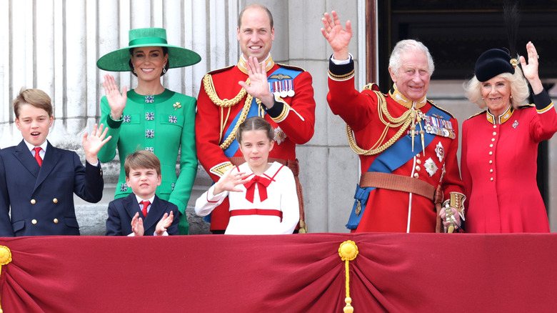 British royal family waving on balcony