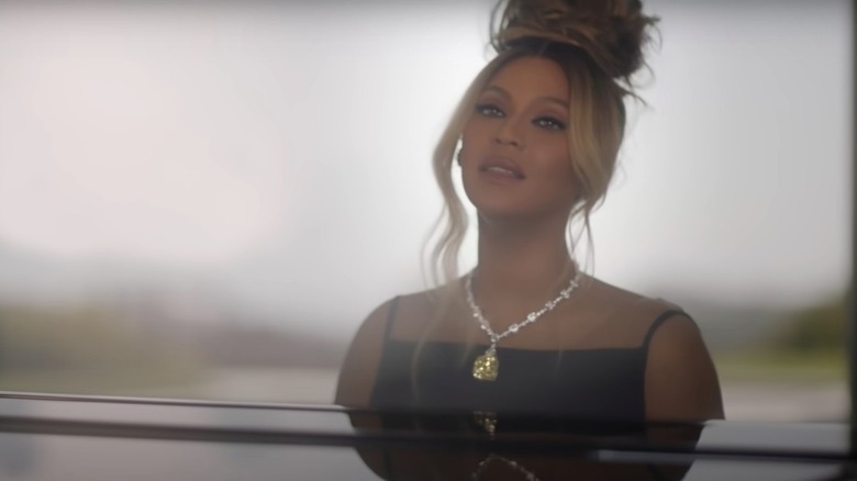 Beyoncé wearing the Tiffany Diamond