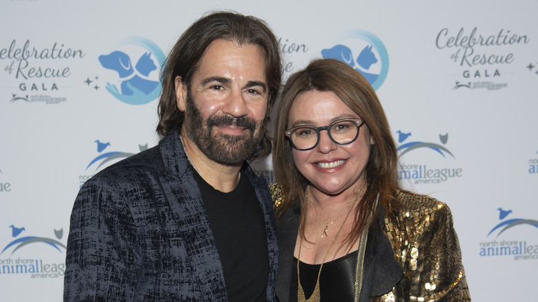 Rachael Ray and John Cusimano posing for photos