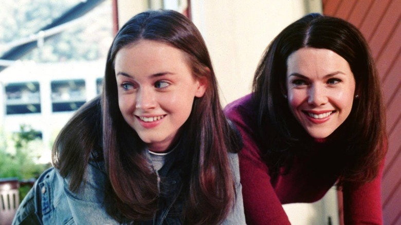 Lorelai and Rory Gilmore from Gilmore Girls leaning on porch