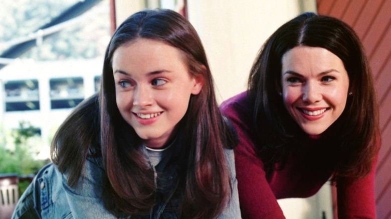 Lorelai and Rory Gilmore from Gilmore Girls leaning on porch