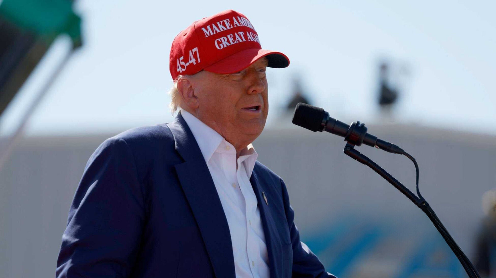<a href="https://www.thelist.com/1771598/one-thing-donald-trump-should-never-wear/" target="_blank">The One Thing Donald Trump Is Supposed To Never Wear (But Does It Anyway)</a>
