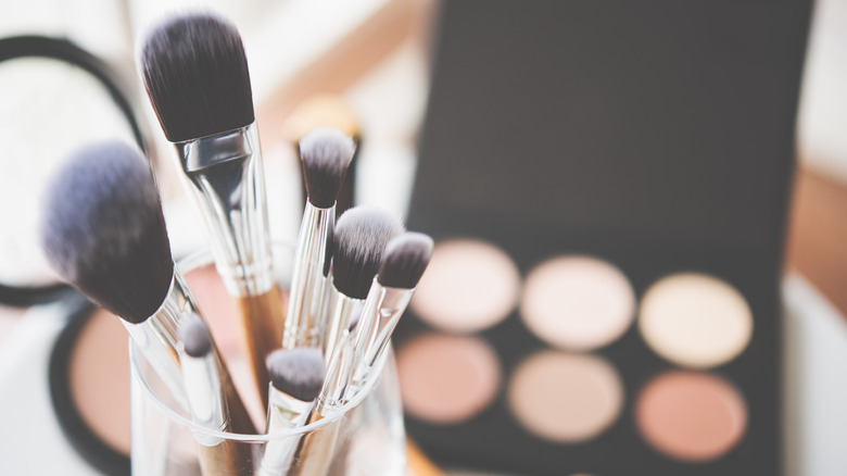 makeup brushes with eyeshadow palette