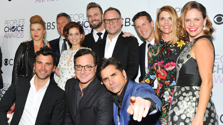 Cast of Fuller House posing