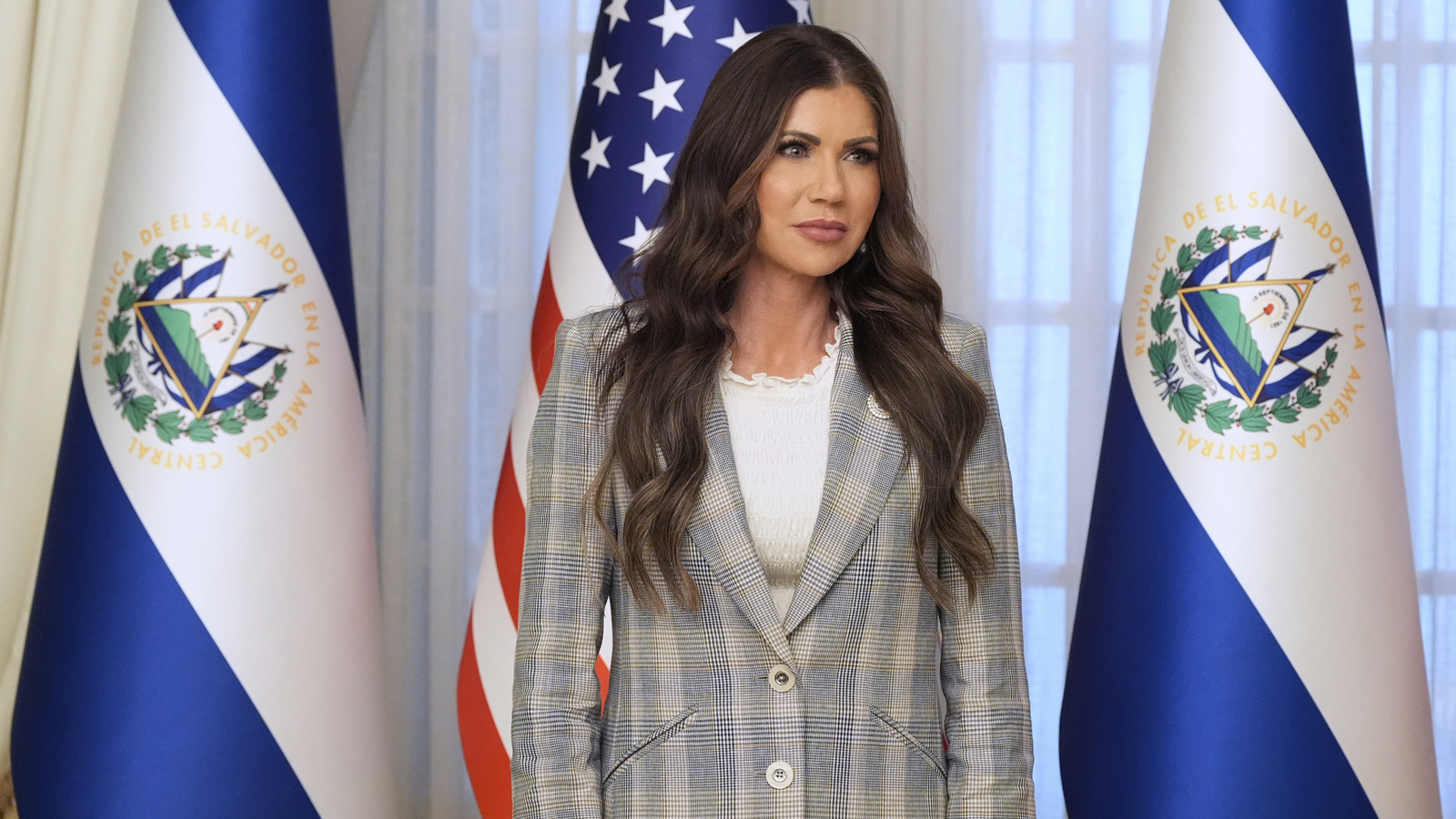 <a href="https://www.thelist.com/1830914/outdated-fashion-cheryl-hines-kristi-noem/" target="_blank">The Outdated Fashion Trend We’re Begging Cheryl Hines & Kristi Noem To Never Wear Again</a>