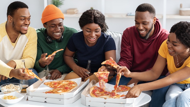 Friends eating pizza