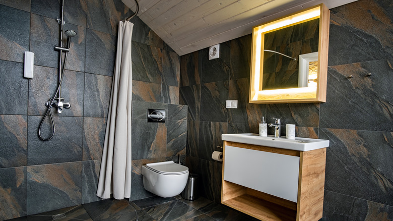A current bathroom with postmodern inspiration 