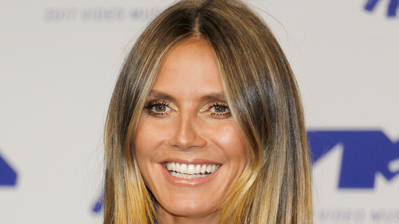 heidi klum posing at an event