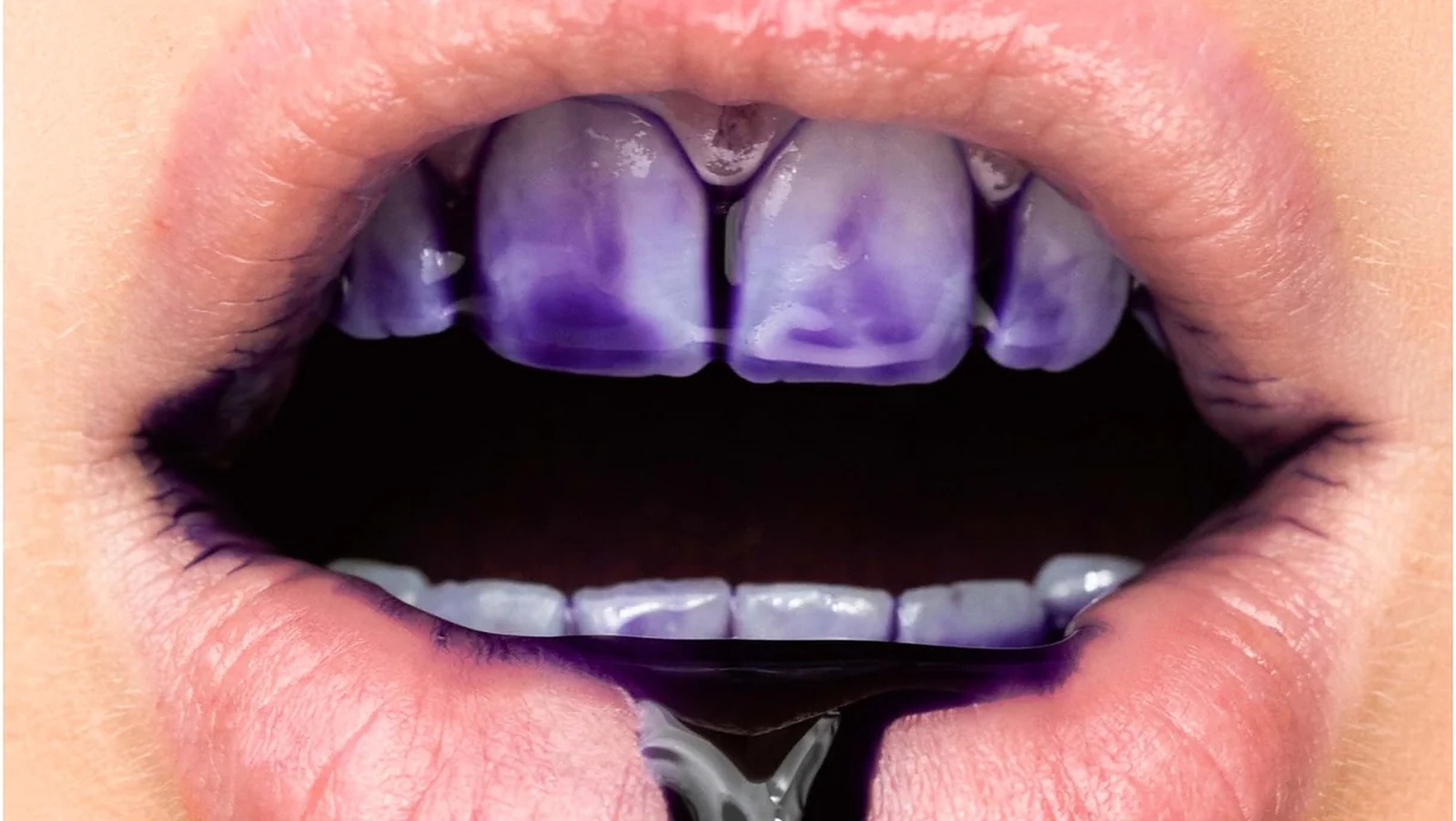 Das Purple ToothWhitening Serum, das wie ein Purple Shampoo für Ihre
