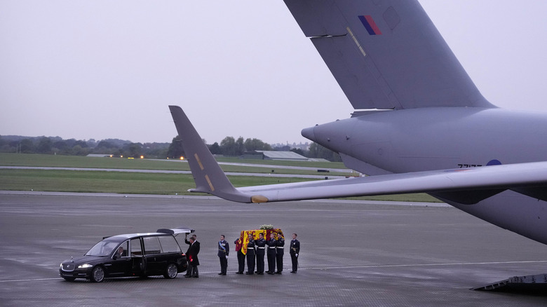 queen's coffin carried off plane