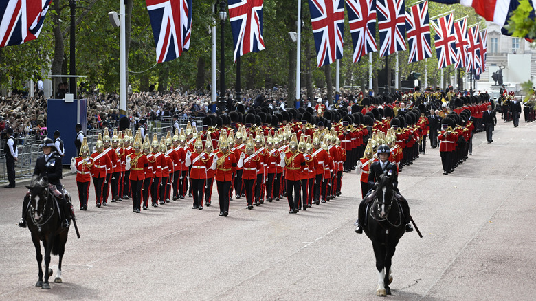 Procession carrying the queen's coffin from Buckingham Palace to Westminster Abbey
