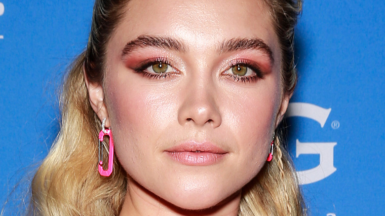 Close up photo of Florence Pugh posing on the red carpet