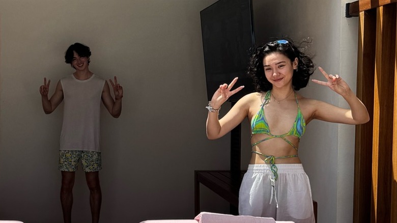 Minnie Mills and Sean Kaufman posing and flashing peace signs