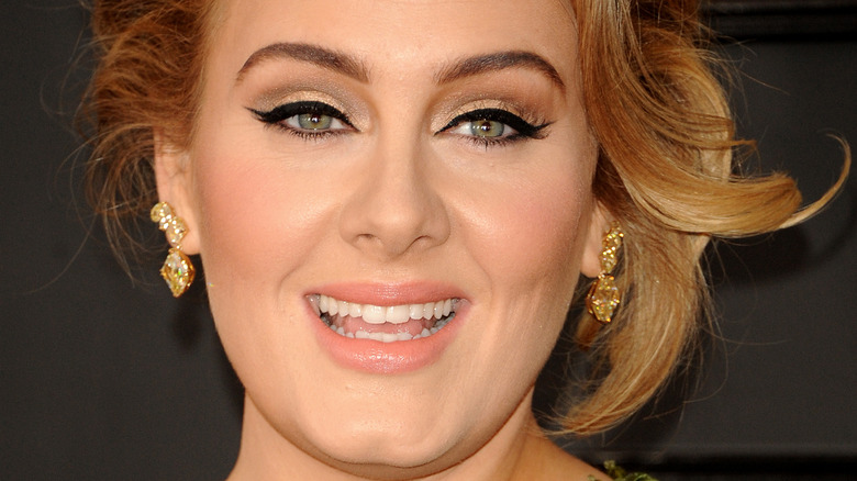 Adele winger eyeliner smiling
