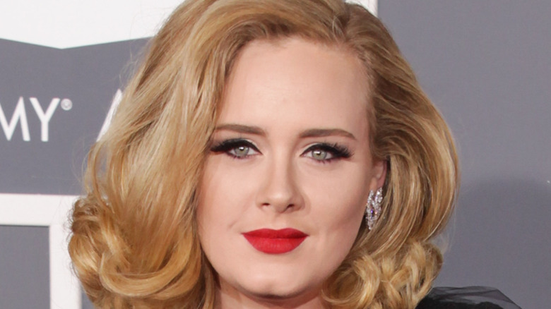 Adele smiles on the red carpet