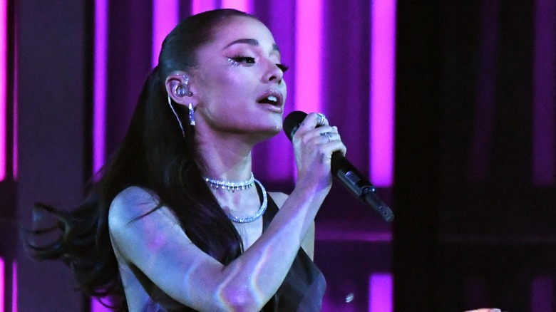 Watch Ariana Grande Perform “7 Rings” and “Thank U, Next” at Grammys 2020 |  Pitchfork