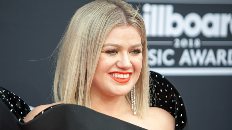 Kelly Clarkson smiling