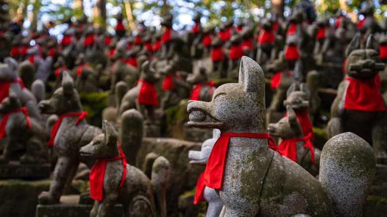 Fox statues at Inari shrine in Japan 