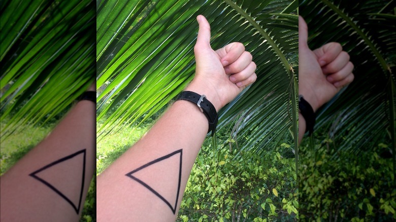 Person mit Tattoo am Arm